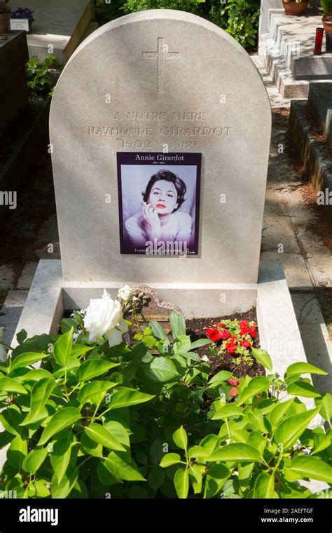 PERE LACHAISE CEMETERY, FAMOUS GRAVES, PARIS Stock Photo - Alamy