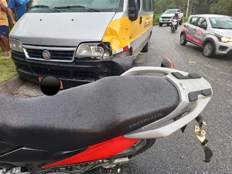 URGENTE Colisão frontal entre moto e van escolar deixa ferido grave