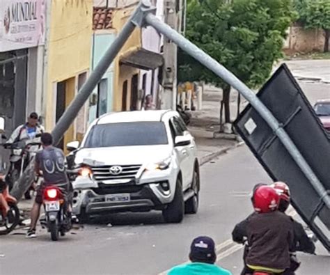 Motorista derruba placa de sinalização após perder controle da direção