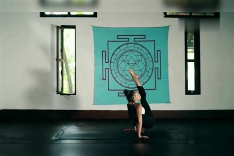 阿斯汤加女神的日常瑜伽习练，力量与柔韧的完美诠释，膜拜了汤加瑜伽阿斯