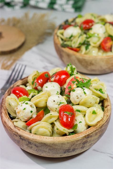 Caprese Pasta Salad | Tasty summer side dish!