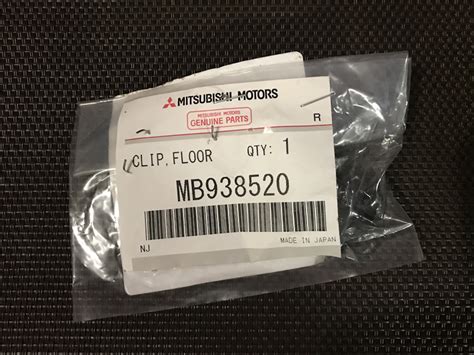 Фиксатор кожуха воздухоочистителя — Mitsubishi Lancer X, 2 л, 2008 года ...