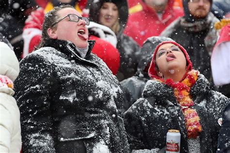 Want To See Dolphins-Chiefs? It’s Now Super-Cheap. (But Bundle Up)