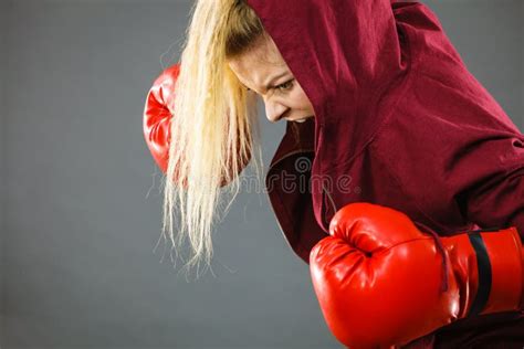 Guantes De Boxeo De La Mujer Que Desgastan Foto De Archivo Imagen De