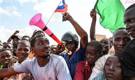 Le maintien de l ambassadeur de France au Niger justifié déclare