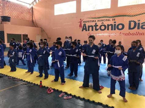 Ajudôu entrega uniformes para 600 crianças do Projeto Ceder para Vencer