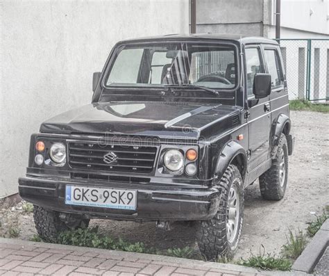 Clásico Viejo Tracción De Cuatro Ruedas Suzuki Jimny Negro Estacionado