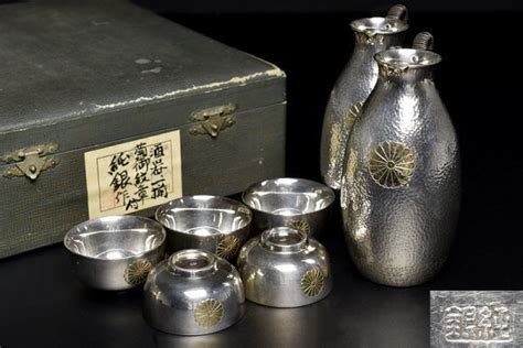 純銀製 鎚痕 菊御紋入 酒器揃 （ 酒注一対 ・ 酒盃五客 ） 箱付 合計約227g 】 天皇家 宮家 下賜品 金工 銀器 徳利 酒盃 の落札