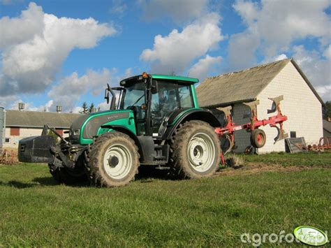 Zdjęcie ciagnik Valtra N111 pług Ibis 247931 Galeria rolnicza agrofoto