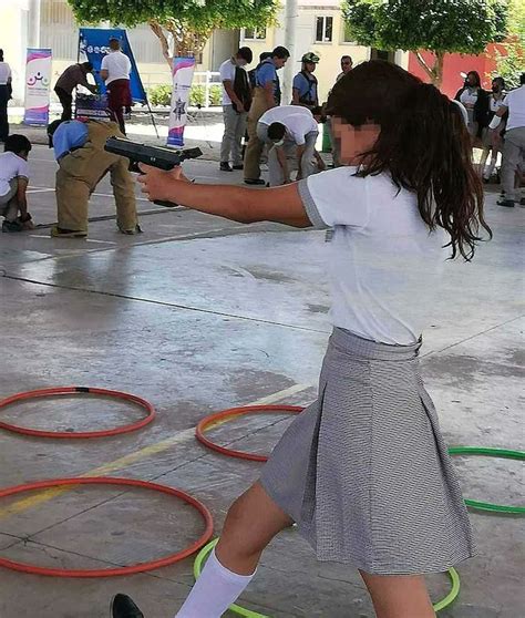 Clases De Tiro En Una Escuela Mexicana Policías De Guanajuato Enseñan A Usar Armas A