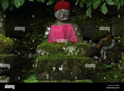 Una estatua budista de jizo en el abismo de Kanmangafuchi Nikko Japón