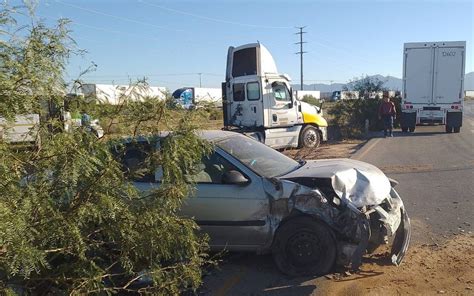 Accidente entre tráiler y automóvil en Juárez deja a tres personas