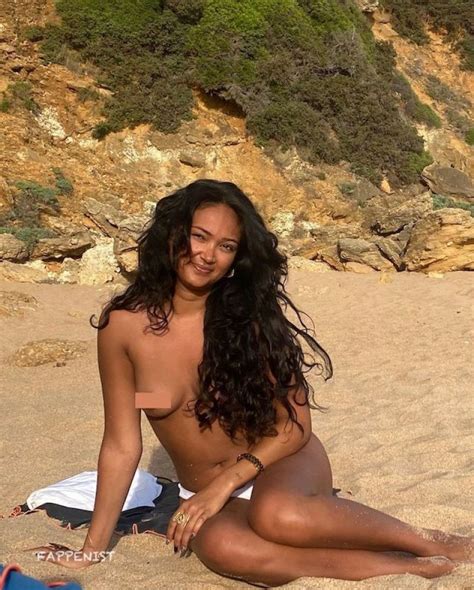 Joy Crookes Topless Boobs Fappenist