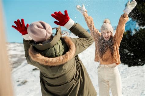 Familie hat Spaß im Winter Kostenlose Foto