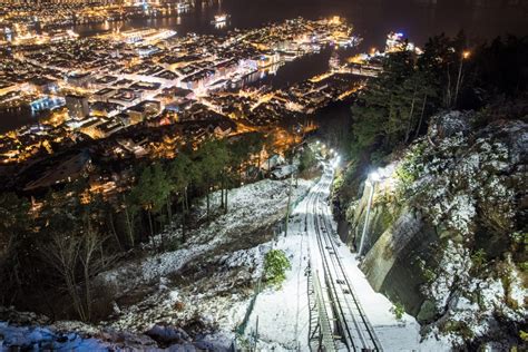 フロイエン山から見る冬の夜のベルゲン ノルウェーの冬の風景 - 北欧の絶景をお届けします hokuo-guide.com's ~北欧の風景~