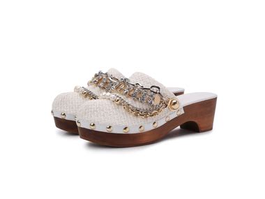 Что за бархатные тяги: дорогая и уродливая обувь, которую стоит увидеть