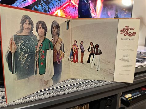 No one ever told me that Eric was in Three Dog Night : r/KGATLW
