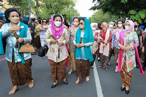 3 000 Perempuan Parade Berkebaya Bersama Ibu Negara