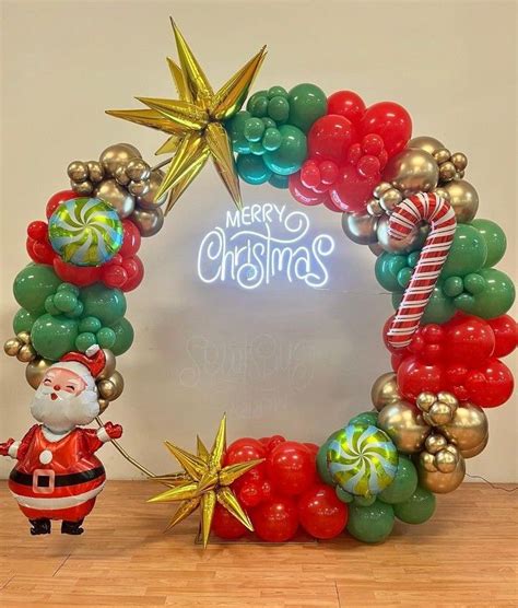 Arco de globos de Navidad con Papá Noel