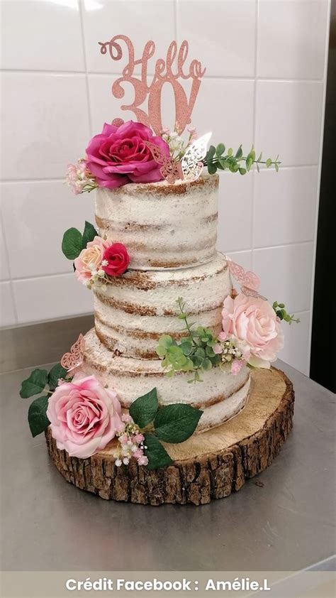 Un nude cake splendide avec une jolie décoration fleurie et raffinée