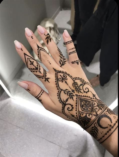 Pin di Sumaiya Taher su mehendi Hennè mani Tatuaggi con henna