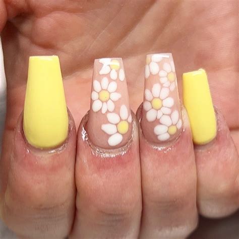 Simple Daisy Nail Art Everybody Can Copy