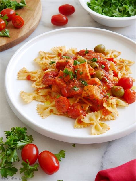 Farfalle Pasta In A Spicy Tomato And Salmon Sauce Party Ideas Party