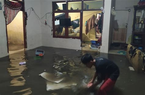 Banjir Rendam Rumah Warga Cimahi Ketinggian Meter