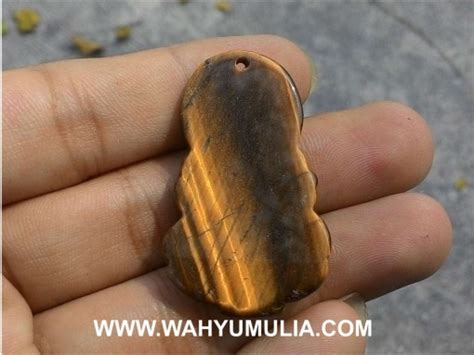 Liontin Batu Tiger Eye Ukir Dewi Kwan Im Kode Wahyu Mulia