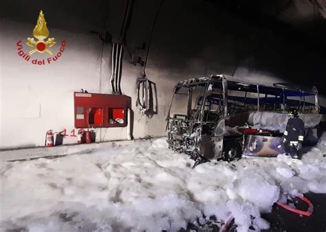 Autobus In Fiamme Autista Della Croce Rossa Mette In Salvo Ragazzi