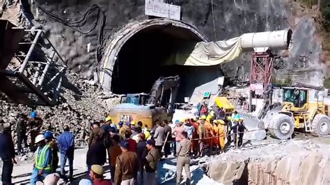 टनल के मलबे में दबे मजदूरों को निकालने का काम जारी ।uttarkashi Tunnel