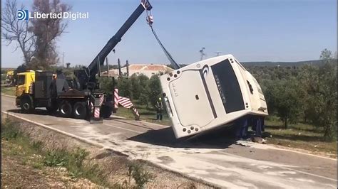 Dos Muertos Y Tres Heridos Graves Al Volcar Un Autob S Con Una Veintena