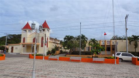 Imbert Vista del Ayuntamiento frente a la Plaza Sánchez Municipalidad