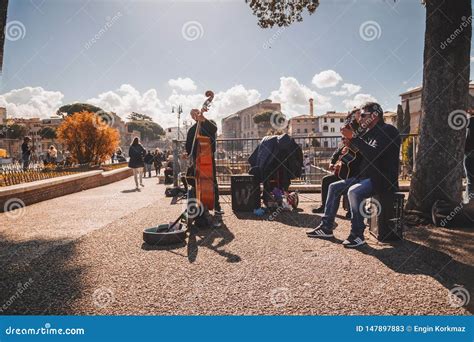 Faixa Da M Sica Que Executa Um Concerto P Blico Em Roma Foto De Stock