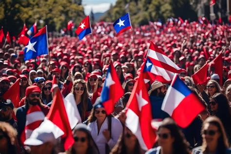 La Gente Ondea Banderas Y Ondea Banderas En Un Desfile Foto Premium