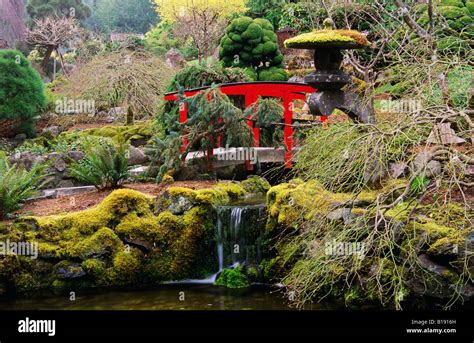 Butchart gardens bridge hi-res stock photography and images - Alamy