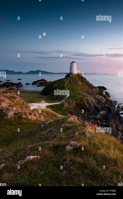 Tŵr Mawr Lighthouse, moon and coastline at sunset, Llandwyn island ...