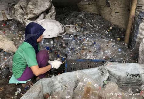 Melihat Dari Dekat Pengolahan Limbah Botol Plastik