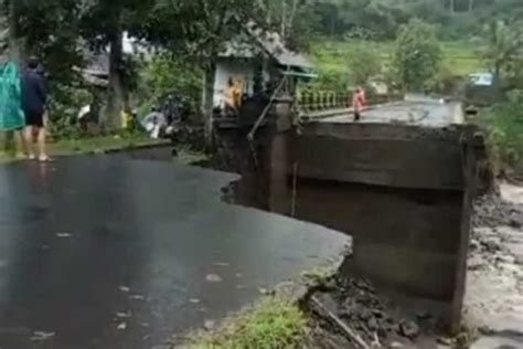 Jembatan Penghubung Karangasem Kungkung Terputus Akibat Banjir