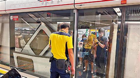 港鐵列車油麻地站出軌甩門 疏散750名乘客 市民：不敢再企近車門 Am730