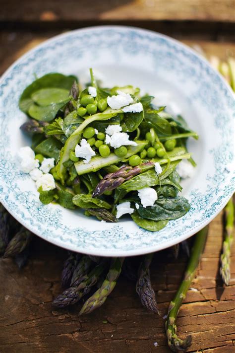 Salade d asperges crues à la menthe pousses d épinard et petits pois