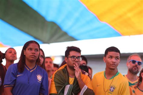 Torcedores Assistem Estreia Do Brasil Na Copa Do Mundo Festa Nas