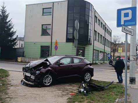 Wypadek w Tomaszowie Maz Zderzenie samochodów na skrzyżowaniu ulic