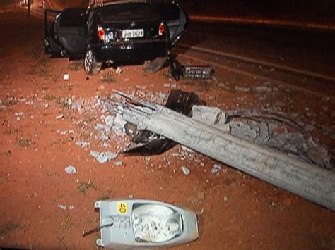 G1 Carro derruba poste durante acidente na região do Grande Colorado