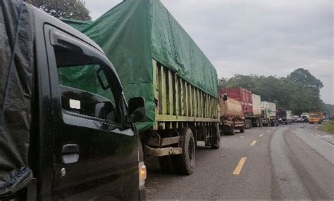 Breaking News Jalan Lintas Sekayu Lubuklingau Di Desa Beruge Macet