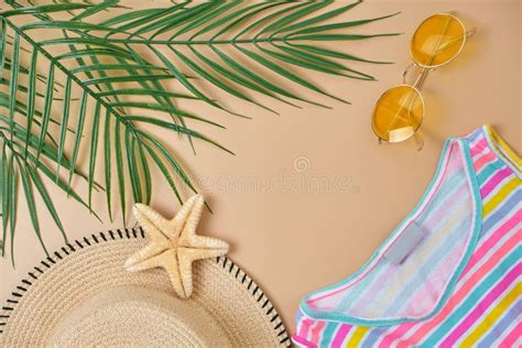 Concepto De Accesorios De Playa De Fondo De Verano Para Viajes Imagen