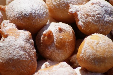 Pets de nonne ou petits beignets de pâte à choux passés en friture