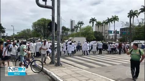 Protesto Bloqueia Avenida Agamenon Magalh Es No Recife Pernambuco G