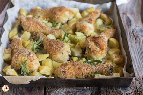 Cosce Di Pollo Al Forno Croccanti Con Contorno Di Patate