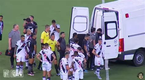 Zagueiro Do Botafogo Sofre Mal Estar Cai Sozinho No Gramado E Deixa